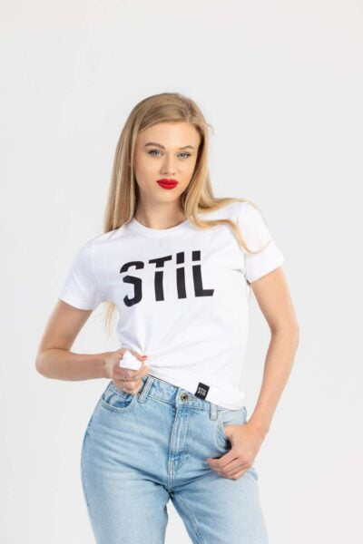 Bela kratka majica z napisom stil