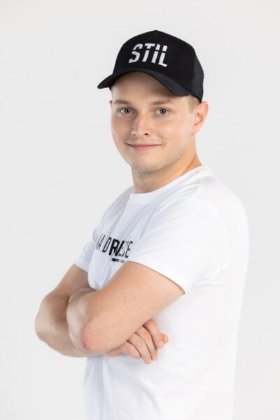 Crna kapa s ukrivljenim siltom