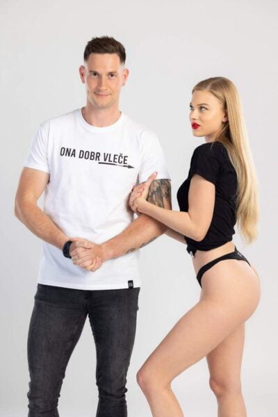 Bela majica od ansambla stil z naisanom ona dobr vleče