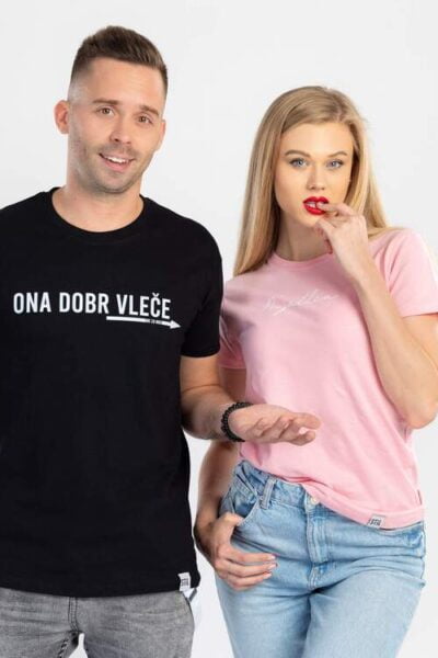 Črna majica od ansambla stil z naisanom ona dobr vleče